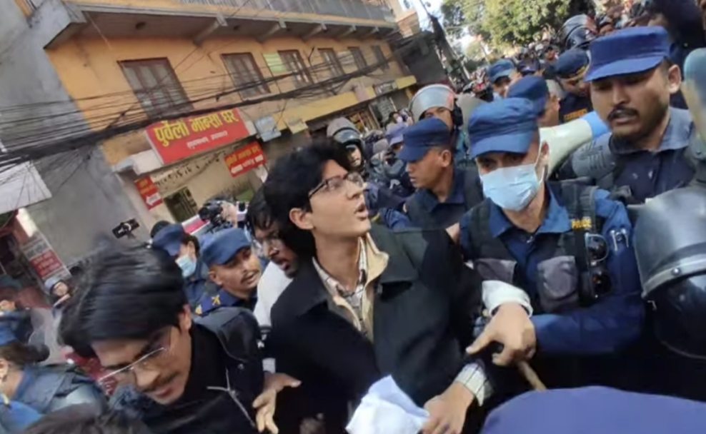 निषेधित क्षेत्र प्रवेश सिंहदरबार छिर्न खोजेका जेनजीहरुलाई प्रहरीले प्रवेशमा रोक लगायो,