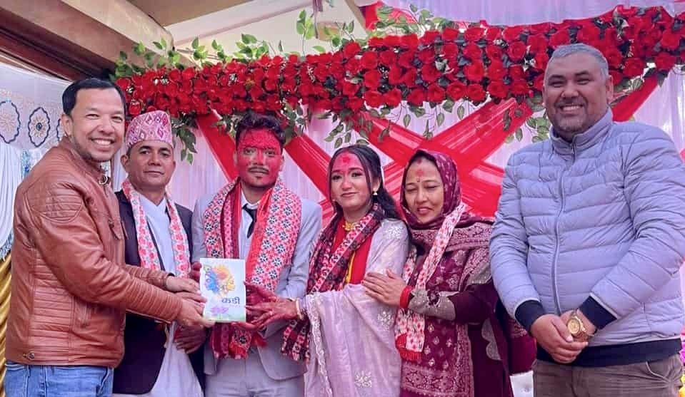 उपन्यासकार सबिन प्रियासनले दुलहा दुलहीलाई उपन्यास उपहार