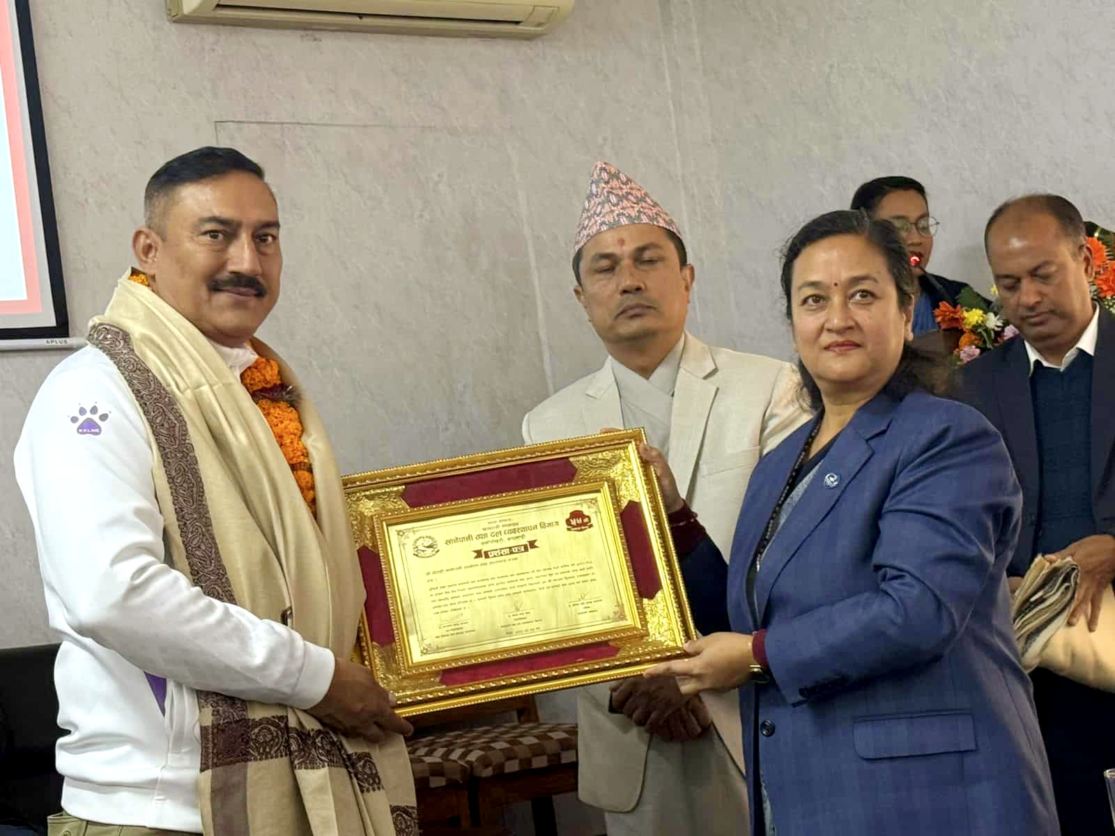 मुलुककै उत्कृष्ट बन्यो घोराही खानेपानी कोषाध्यक्ष ध्रुब केसी काठमाडामैंमा विशेष सम्मान,