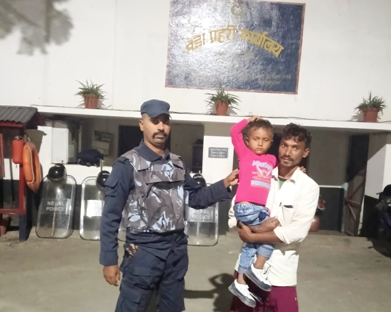 वडा प्रहरी नेपालगन्जले हराएको बालक फेला पारी परिवारको जिम्मा लगायो,