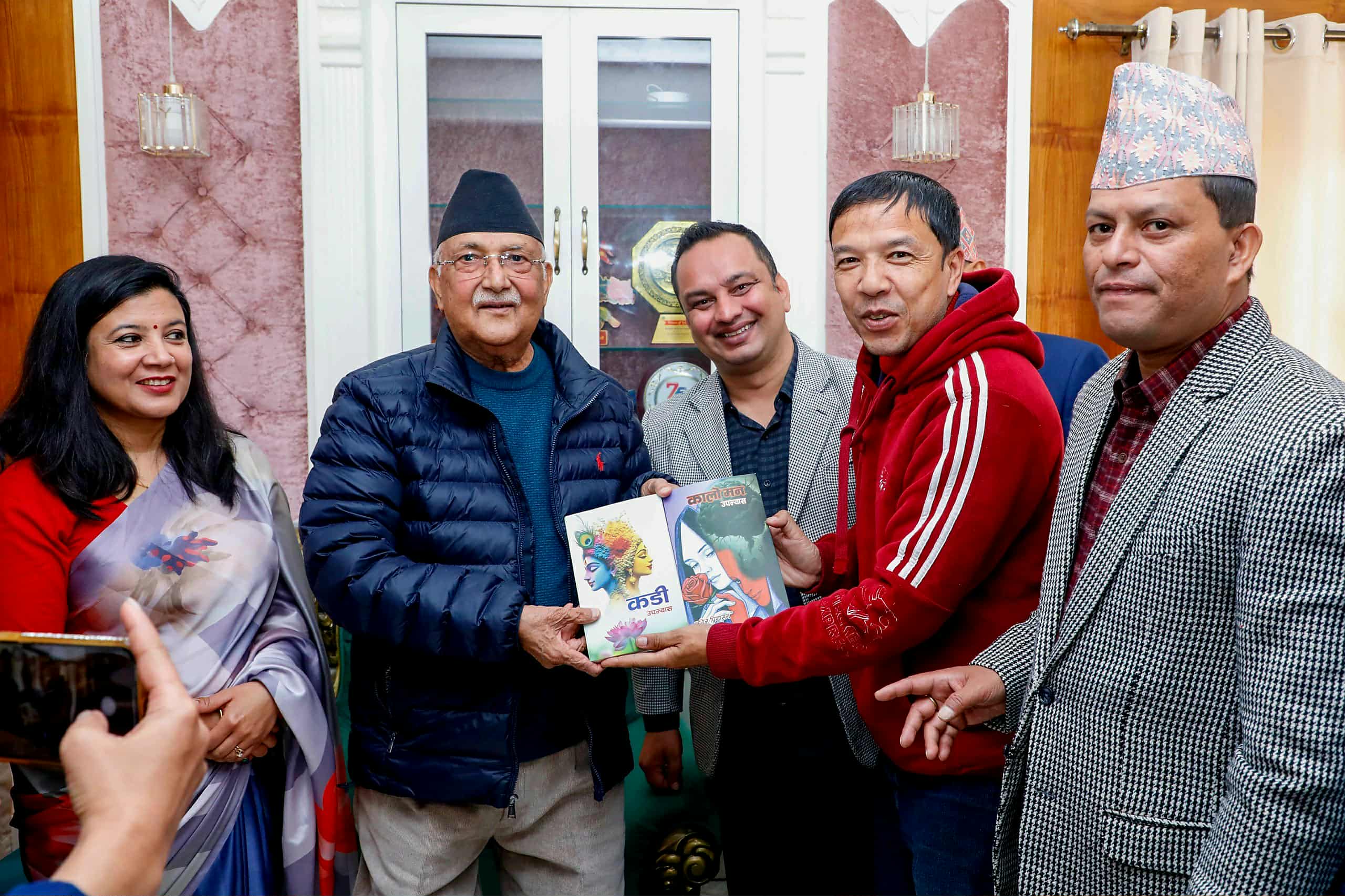 किताब लेख्नको लागि गुण्डुमै बस्न पुर्व प्रधानमन्त्री ओलीको पत्रकार प्रियासनलाई आग्रह