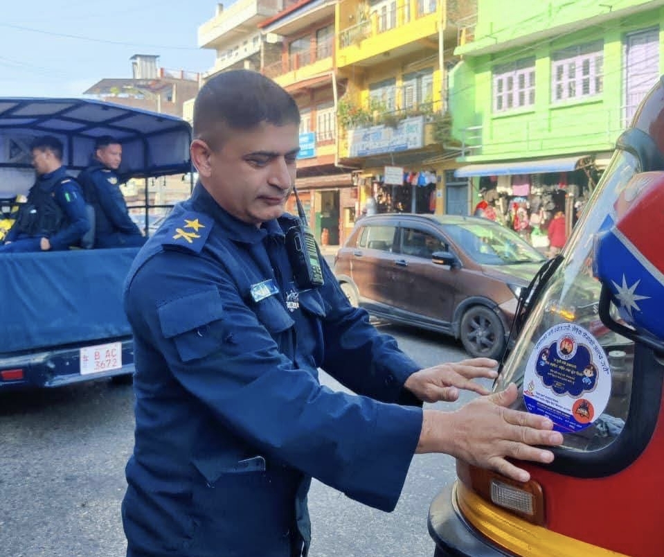 चितवनमा लै‌ङ्गिक हिंसा अन्त्य गरौँ”भन्ने नाराका साथ सावारीसाधनहरुमा स्टिकर टाँस्ने अभियान,