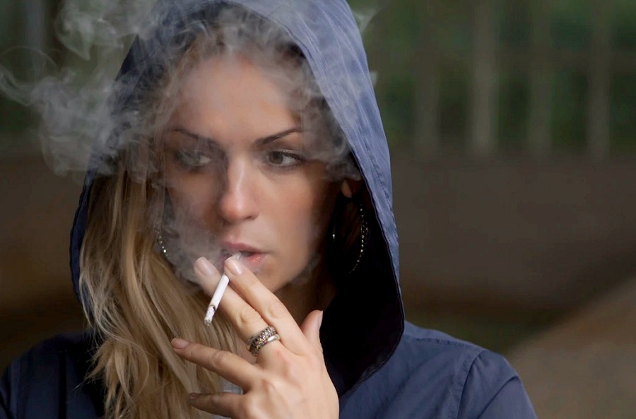 चुरोट पिउने महिलाहरुलाई हुने १० खतरनाक बिरामीहरु यस्तो छ्न्