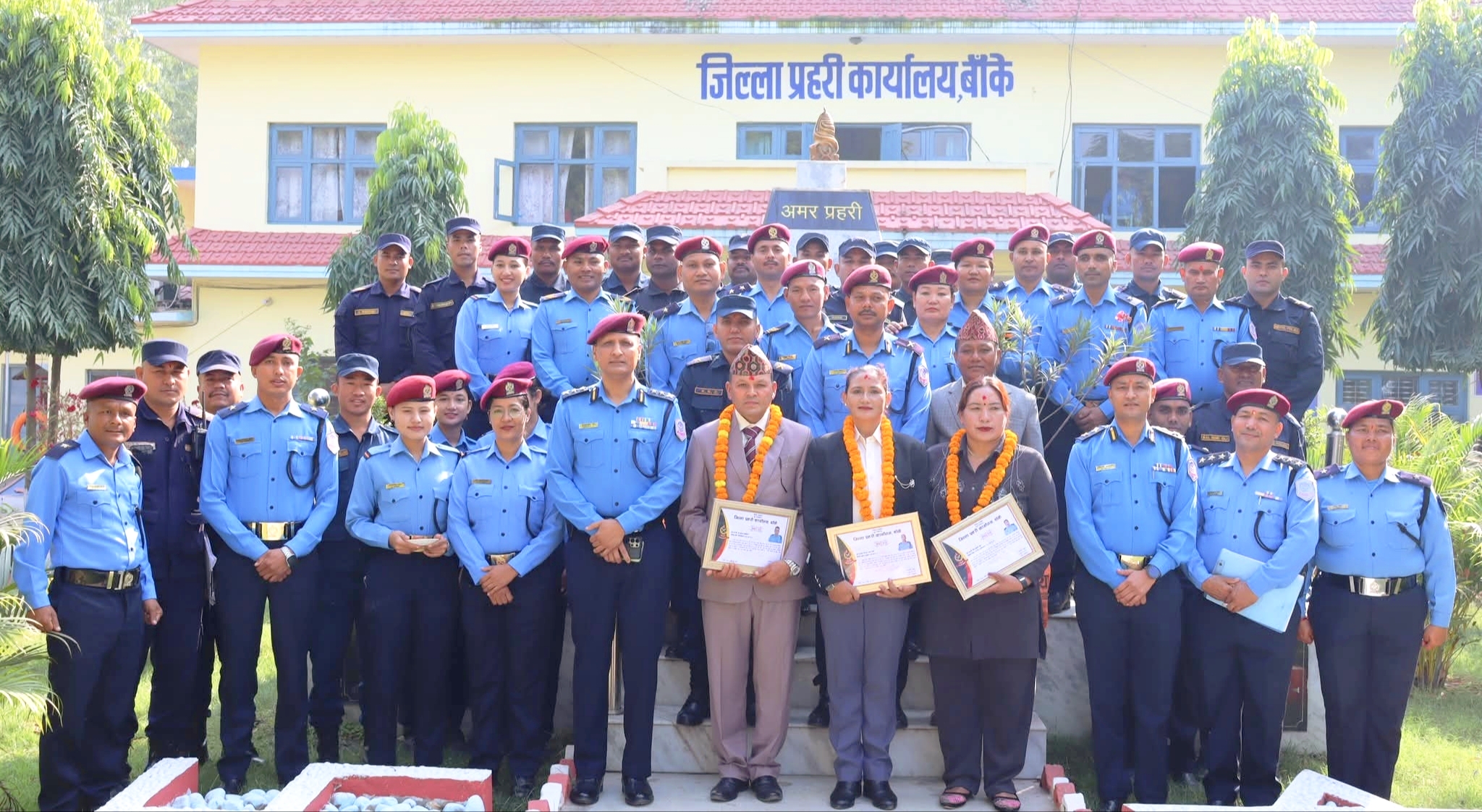 बाँके प्रहरीद्वारा अनिवार्य अवकाश हुनु भएका प्रहरी नायव निरीक्षकहरुलाई भब्य सम्मान साथ बिदाई