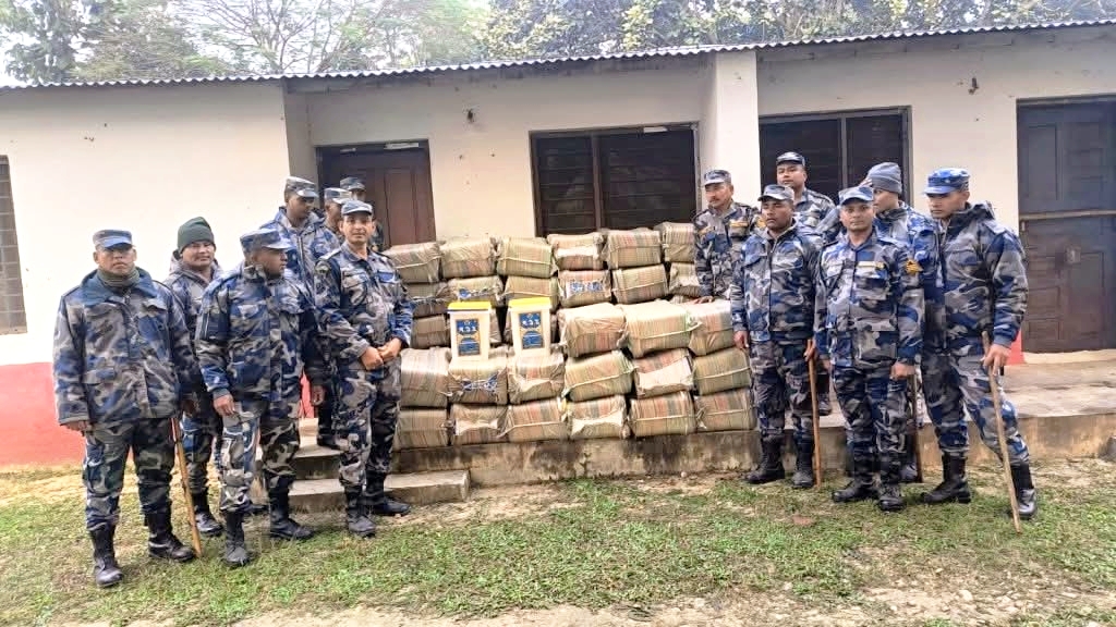 सशस्त्र प्रहरी बल धनुषाले भन्सार छली नेपाल भित्र्याइएको १४ लाख बराबरको काजु पक्राउ,