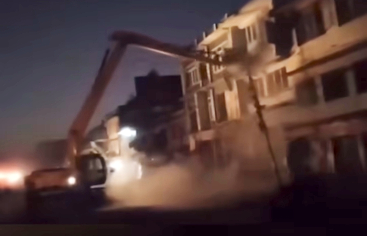 सडक डिभिजन हेटौंडाले शनिबार बिहान झिसमिसेमै सडक विस्तारको सुरूवात,