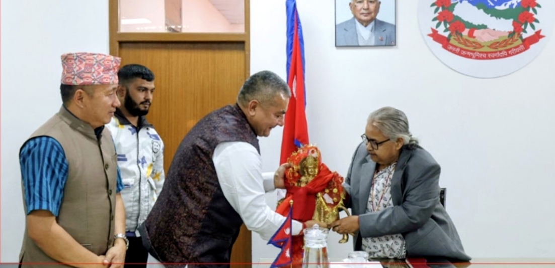 दुर्गा प्रसाईँले प्रधानमन्त्री सुशीला कार्कीलाई दुर्गाको मुर्ति दिएर मागे माफी