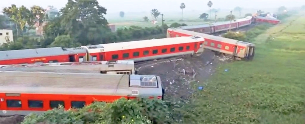 भारतको असममा हात्तीको झुण्डसँग ठोक्किएर रेल दुर्घटना दर्जनौं घाइते