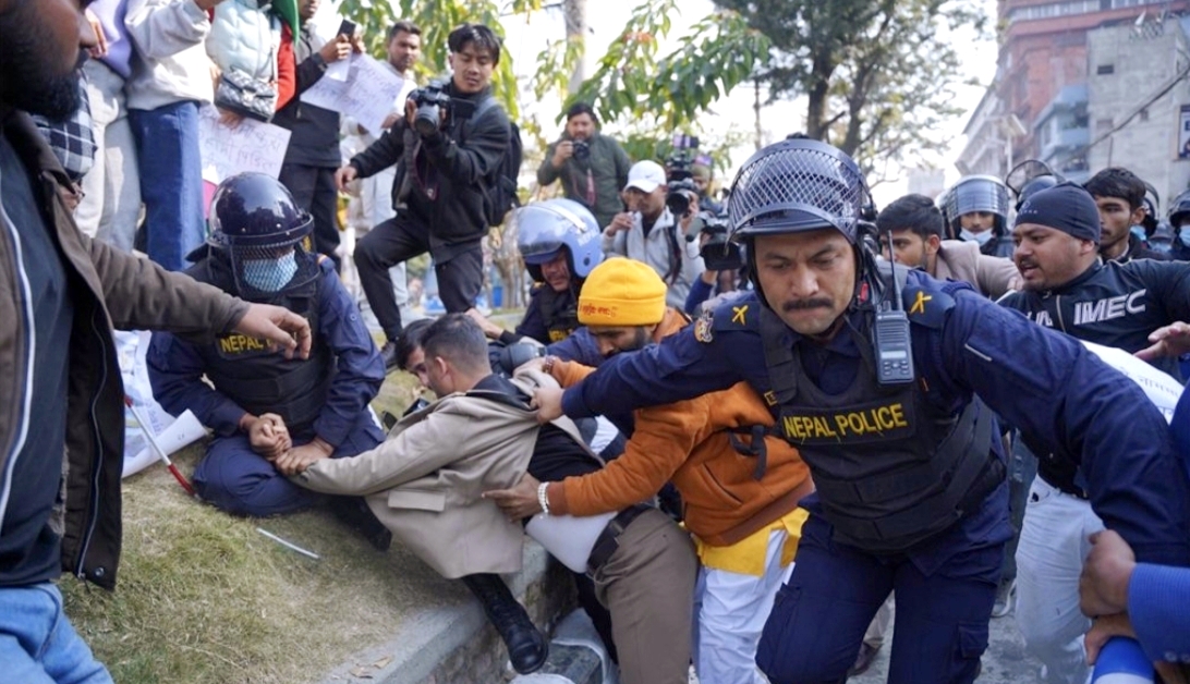 मिराज ढुंगाना नेतृत्वको जेनजी समूहले माइतीघर मण्डलामा प्रदर्शन प्रहरीसंग झडप,