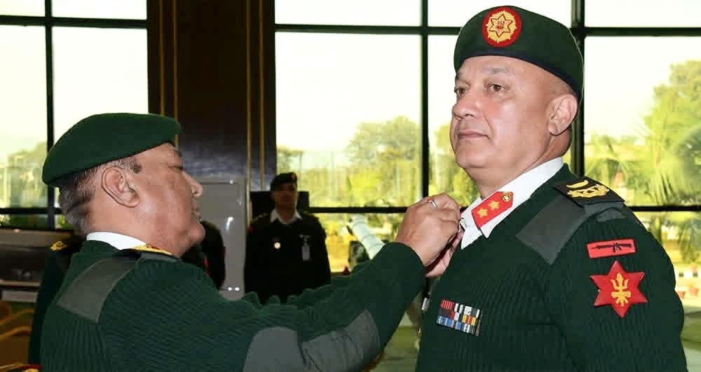 नेपाली सेनाका प्रधान सेनापति सिग्देलद्वारा दर्ज्यानी चिह्न प्रदान