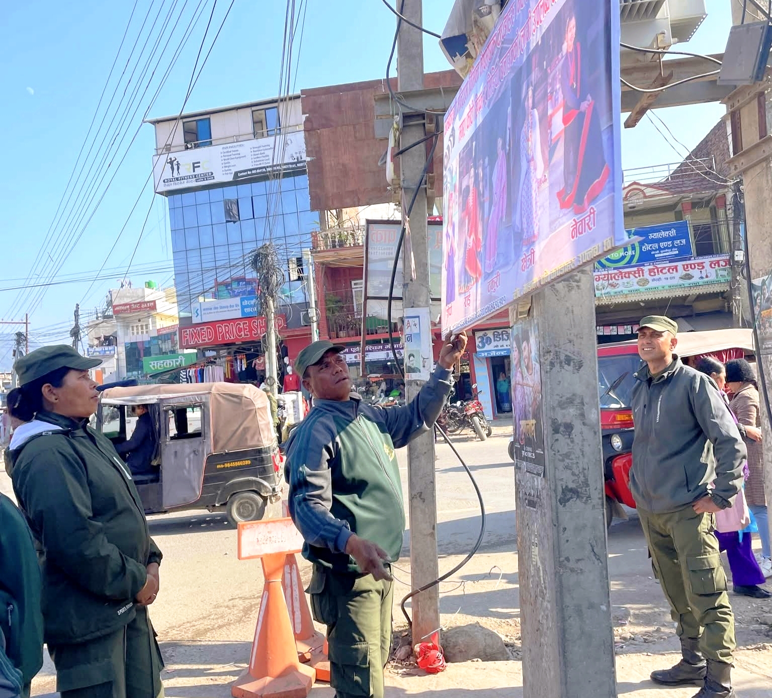 जथाभावी ब्यबसायिक प्रचार प्रसार लागि यत्रतत्र टागिएका होर्डिङ बोर्डहरु हटाउदै नगर-प्रहरी