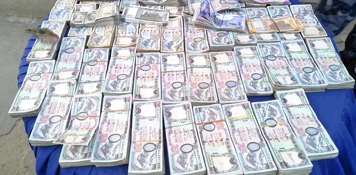 दाङ प्रहरीले श्रोत नखुलेको घरभित्र लुकाएर राखेको ६० लाख बरामद