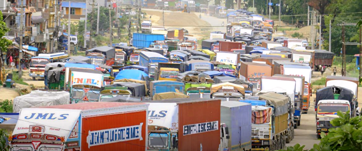 ३ दिनदेखि अबरुद्ध दाउन्ने सडक क्षेत्र अझै सुचारू हुन सकेन शीतलहरले सडक चिप्लो हुँदा सवारीसाधन थप्प