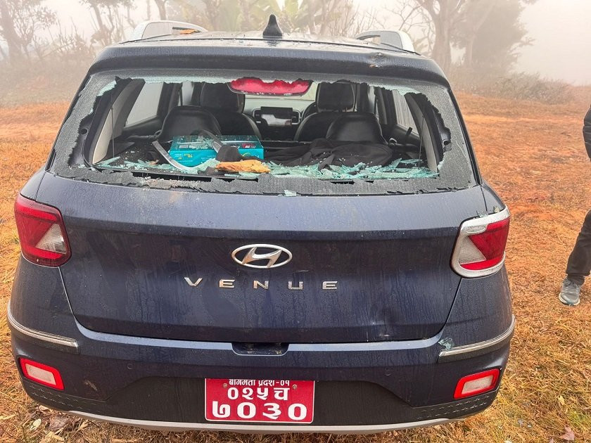 गोरखामा (रास्वपा) का केन्द्रीय सदस्य प्रकाशचन्द्र परियारको गाडीमा तोडफोड