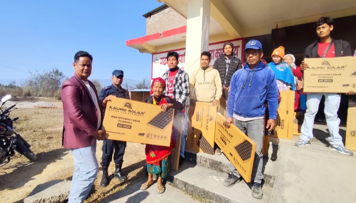 बौराहा गाउँका वासिन्दालाई गढवा १ का वडाध्यक्ष बाबुराम अधिकारीद्वारा सोलार बिजुली वितरण