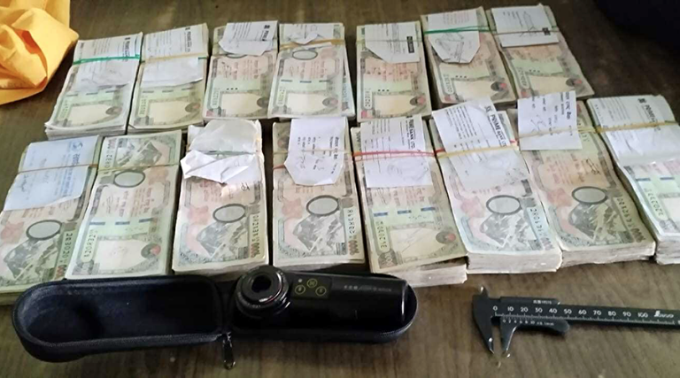 सीमामा सशस्त्र प्रहरीले स्रोत नखुलेको १० लाखभन्दा बढी नगद रकमसहित एकजना पक्राउ,