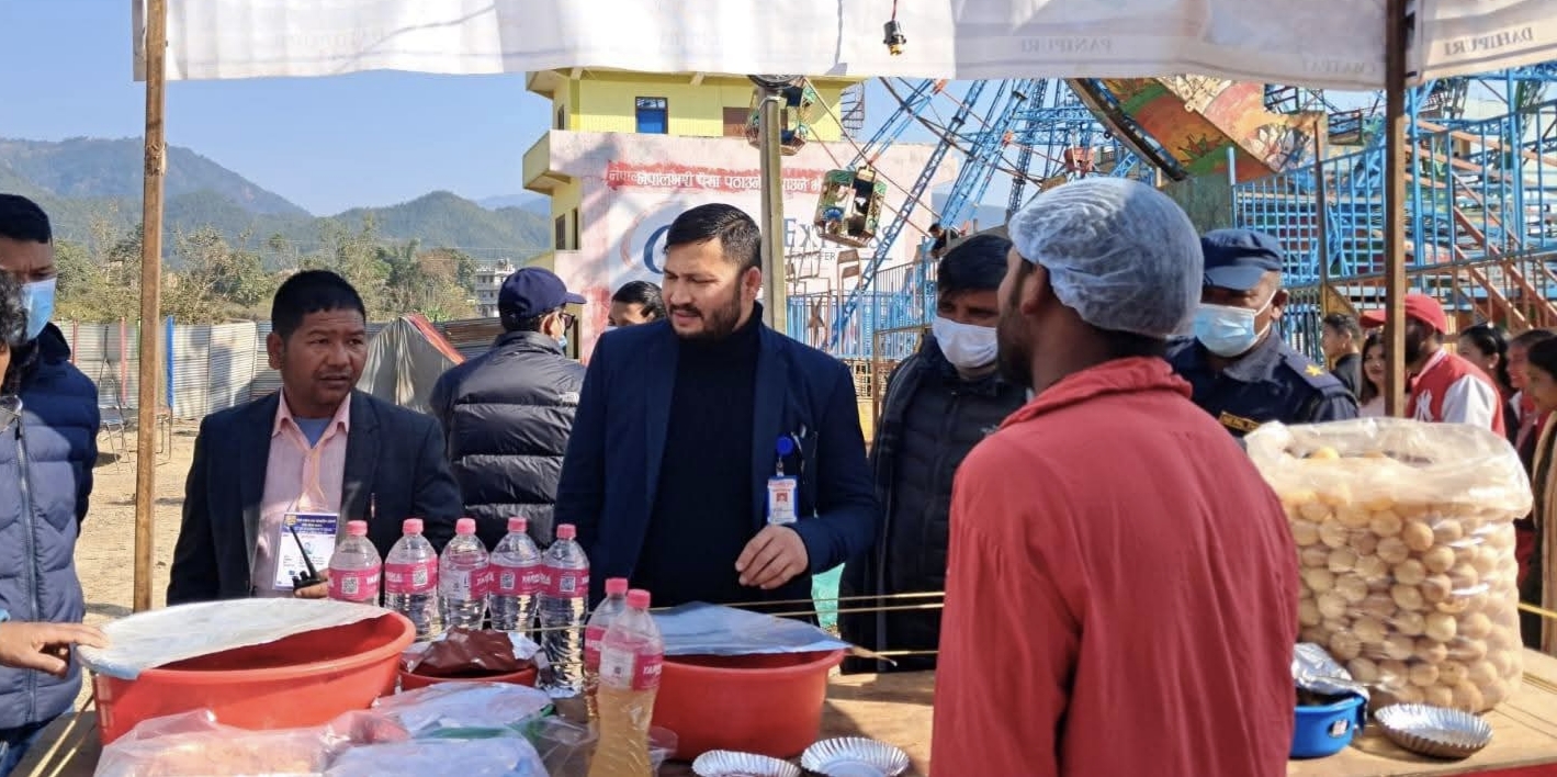 घोराही महोत्सवमा रंग मिसाएको म्याद गुज्रीएको सामाग्रीहरु नस्ट गर्दै