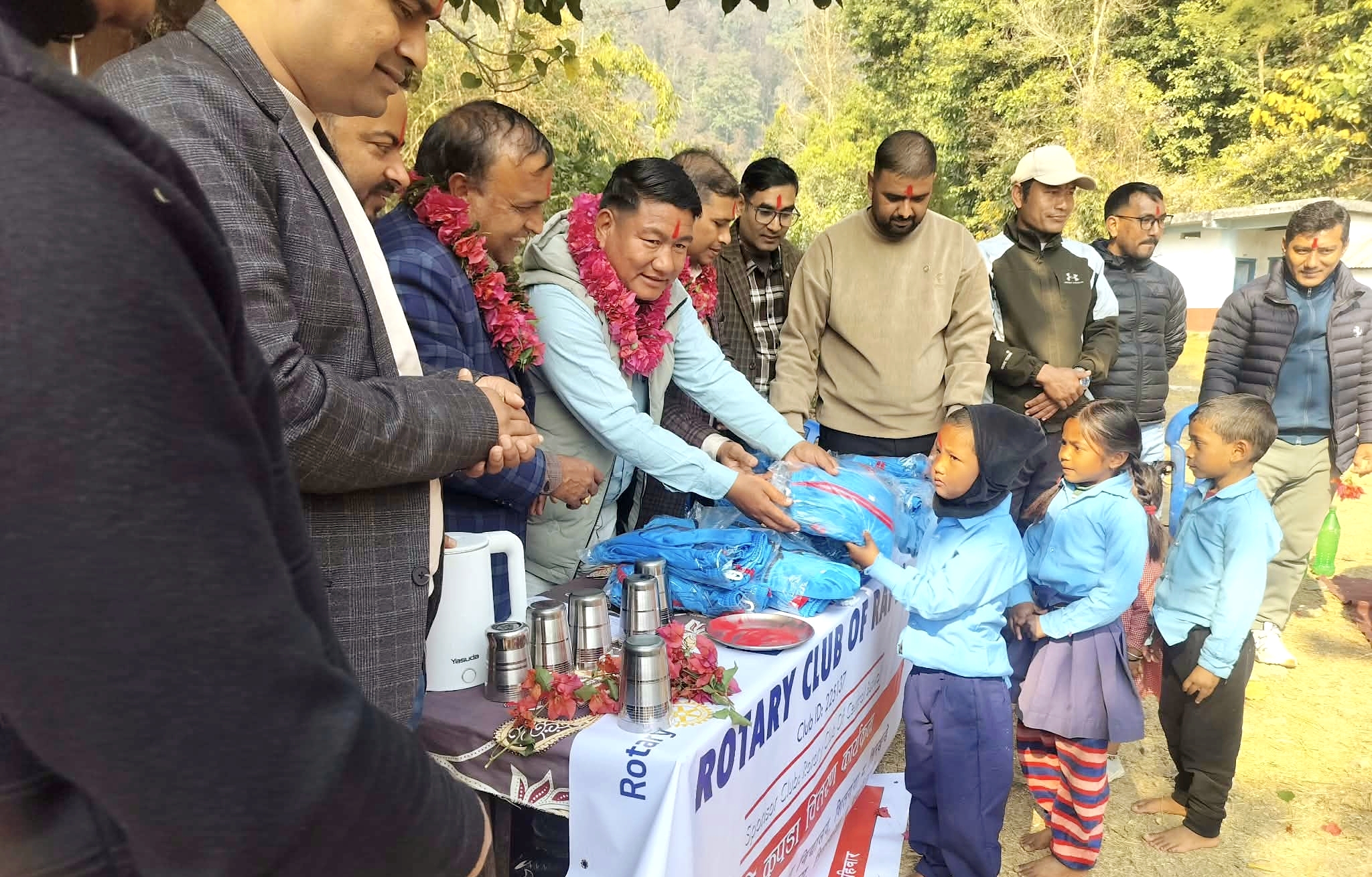 अर्घाखाँची शितगंगा ९ का २ विद्यालयका विद्यार्थीहरुलाई न्यानो कपडाहरु वितरण,