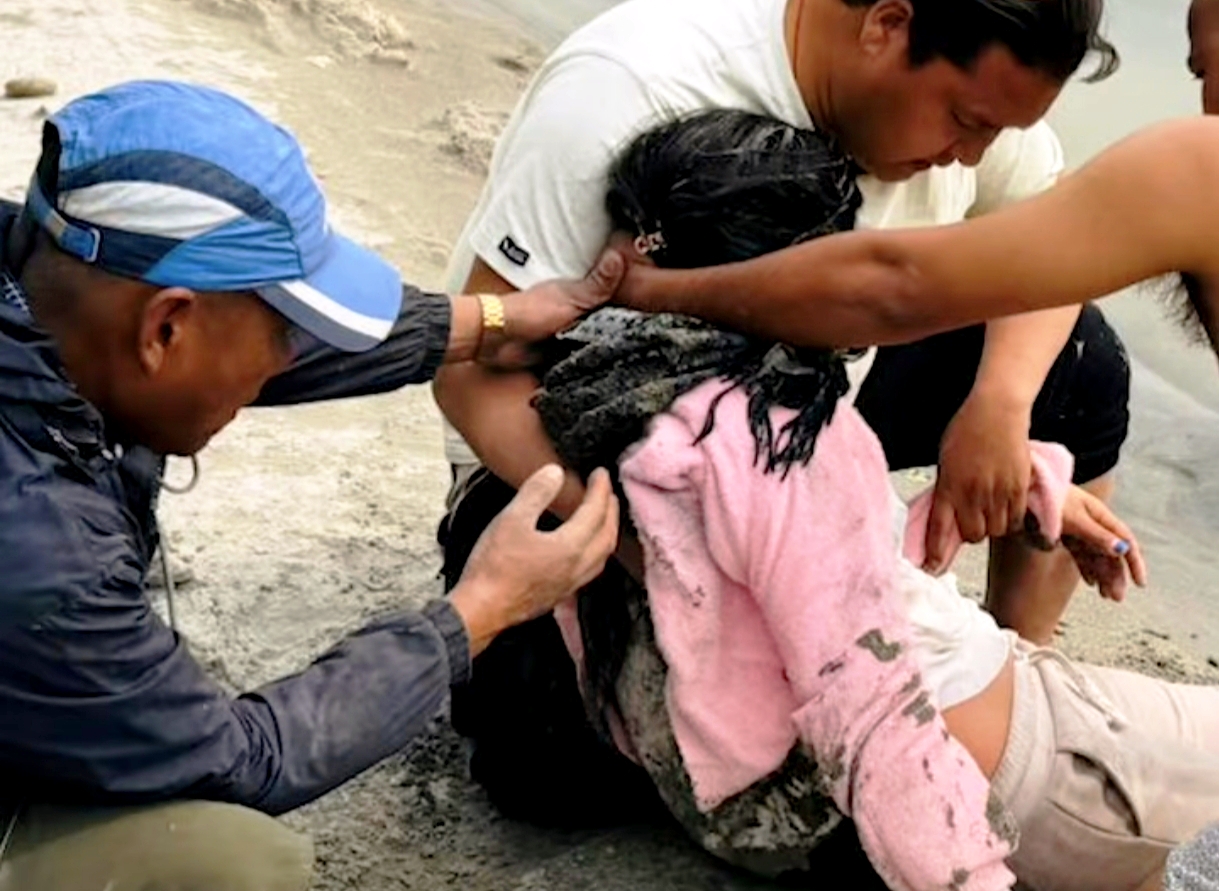 दासढुङ्गा पुलबाट नदिमा हाम फालेकी एक महिलाको प्रहरीद्वारा सकुशल उद्धार,