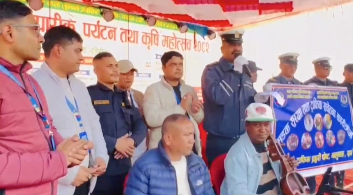 भालुवाङका ट्राफिक प्रमुख शाहीले महोत्सवमा गीतको माध्यमबाट ट्राफिक नियमको पालना गर्न संदेश मुलुक पस्तुती,