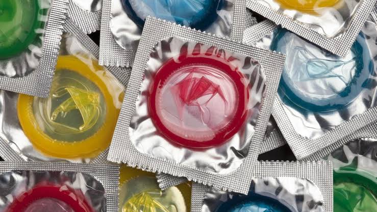 यौन सम्पर्कको बेला कण्डम फुटेर वा चिप्लिएर योनि भित्रै अड्कियो भने के गर्ने? स्वास्थकर्मी,